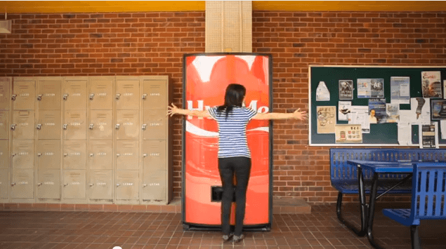 La máquina de los abrazos de Coca-Cola en el blog de telling