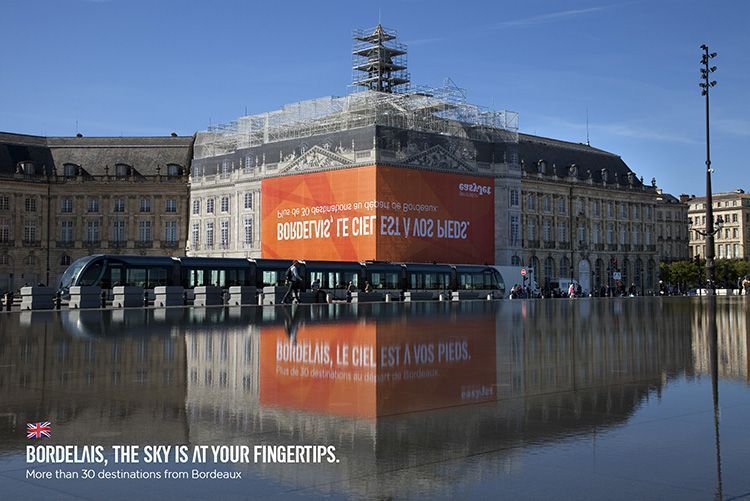 Valla de publicidad de Easy Jet