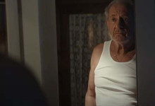 Anuncio del abuelo levantando pesas