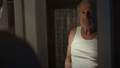 Anuncio del abuelo levantando pesas